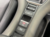 【電動パーキングブレーキ】スイッチの操作で、パーキングブレーキをかけたり解除したりできます。急な下り坂の発進時などに、手動でパーキングブレーキを解除すると、スムーズな発進を行うことができます