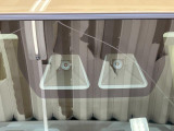 専用のパーツクリーナーを噴霧し、仕上げております。ボディーやガラスの拭き上げ、タイヤワックス等全体をキレイにしております。