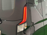 急ブレーキを後続車にお知らせするエマージェンシーストップシグナル機能付きLEDリヤコンビネーションランプ(LEDストップランプ)