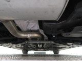 気になる中古車の下廻り。もちろん、納車時には整備スタッフによる点検を実施致しますので安心してご購入いただけます。