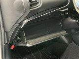 車検証や取扱説明書などをすっきり収納できる、助手席前の便利なグローブボックスです。