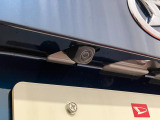 【バックカメラ】 対応モニターを装着することで、駐車時に車両後方の様子を見ることができます。