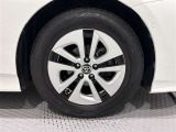 樹脂キャップ付きアルミホイールを装備、タイヤサイズは195/65R15です。