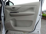 ◇運転席扉 内側部分になります◇【パワーウィンドウ】窓の開け閉め楽々!少し換気したいな〜なんて時にササッと操作できますね♪