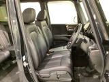 女性でも運転がしやすいように、シートの高さ調整機能(シートリフター)がついています。運転席と助手席の間が空いている為、助手席側への移動がスムーズです。交通量の多い道でも助手席側から乗り降りができます。