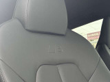 Slineロゴが加工されているスポーツシートになります。