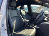 運転中の疲れも軽減!身体を包み込むような形状でホールド感のあるシート。しっかりと支えてくれるので長時間の運転も快適ですね。