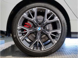 BMWの純正アロイホイールは軽量かつ強度にも優れているホイールで走行性能を引き上げる設計になっております。足元にもBMWは妥協がなくこだわっている個所になります。