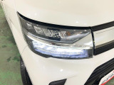 白く明るい光で夜間走行をサポートするLEDヘッドランプを搭載
