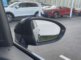 後方の死角をモニターし他車がいるときにウインカーを上げるとインジケーターが点灯し注意を促します。またそのまま車線変更しようとすると自動でステアリングを補正し軌道修正します。