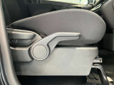 運転席はご自身の適切な運転ポジションへ移動可能なラチェットが付いております。