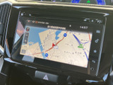 画面上に地図と現在地を示すマークが表示され、周辺の道路や施設を確認できます。拡大縮小の表示もあり、目的地までの道順を確かめたい場面で役立ちます。
