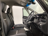 座面も厚みがあり背もたれも高く、広い足元にゆったり座れるシートです。運転席と助手席の間が空いている為、助手席側への移動がスムーズです。交通量の多い道でも助手席側から乗り降りができます。