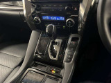 左右独立コントロールフルオートエアコンで車内はいつでも快適!気持ちよく操作できるゲート式シフトレバー!