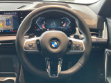 操作性に優れたステアリングは、BMWの走りを支える大事な部品です。オーディオやハンズフリー通話、クルーズコントロール関連の操作もこちらに集約されています。