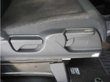 【ハイトアジャスター】レバーの上下操作だけで、座面を運転しやすい高さへ簡単に調節できます。