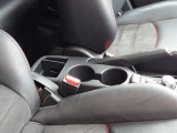 運転席と助手席の間に、飲み物や小物をすっきりと整理できる収納スペースを備えています。手の届きやすい位置に配置されているためスムーズに出し入れでき、毎日のドライブを快適にサポートする実用的な設計です。