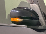 歩行者や他のドライバーからの被視認性が高いLEDターンランプ付き電動格納ドアミラー
