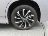 車両のデザインにマッチした純正アルミホイールを装着しています。