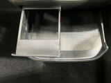 ドリンクホルダ-やちょっとした物を置くことが出来る簡易テーブルが付いて便利です!!