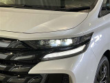 【LEDヘッドライト】白く照らされるのが特徴です。明るいだけでなく、周囲からの認知されやすく歩行者や死角にいる方へアピール効果、安全性が飛躍的に向上します!
