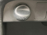 操作しやすい設計で、ドライバーの運転をサポート。シンプルながらも機能的なデザインが、洗練された空間を演出しています。安心して運転を楽しめる一台です。