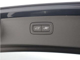 テールゲートには、スイッチ一つで開閉可能な電動開閉機能を装備。また、リアバンパーの下で足を動かすだけで開閉できる、ハンズフリー・オープニング/クロージング機構も搭載しています。