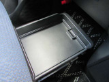 小物から大きな荷物までしっかり入れられる♪欲しい物が欲しい時にさっと取り出せる豊富な収納スペース♪助手席シートアンダーボックスは、便利な前後スライド式です!