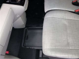 助手席シートの下に履き替え用の靴屋タオル類などを入れておくのに便利なアンダートレイが付いています。