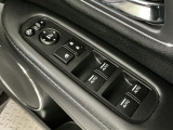 運転席のスイッチで全てのウィンドウの開閉操作を行うことができます。ロックボタンをONにしておくと、運転席以外のウィンドウは作動しないのでお子様を乗せているときなども安心ですね♪