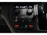 運転席と助手席の温度設定の変更が可能な左右独立タイプのデュアルエアコンです♪♪♪暑がりな人・寒がりな人も誰もが車内を快適にお過ごしいただけます♪♪♪(ステップ)