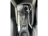 無段変速が魅力のCVT車です。発進から加速までアクセルを一定にして走ることで滑らかに走ります。車内も静かで振動もごくわずか!!CVT車もATの一種なので、もちろんAT限定免許で運転OKです!