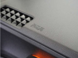 ◆助手席エアバッグ◆SRSエアバッグは、シートベルトだけでは防ぎきれない衝突時の衝撃から乗員を守るための安全装置。衝突時に瞬時に膨らみ、頭部や胸部がダッシュボードに直接衝突するのを防ぎます。