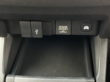 前席中央の便利な小物入れ。電源とUSBの端子があります。EV走行を選択する「EV」ボタン。