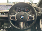 BMWのステアリングのリムは、一般的なものより少し太めにデザインされています。 これはタイヤやステアリングシャフトなどを介して伝わる路面からの入力を、しっかりと把握するためです。