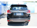 後退時にはバックカメラとセンサーがドライバーをアシスト。車庫入れが不安な方も安心です。