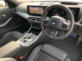 BMW 伝統のコックピットはドライバー志向で設計され、人間工学を駆使し、細部に到るまで設計されたコックピットを実現しました。