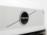 EVエクステリアならではのフロントシールドデザイン。センターを斜めに大きく横切るラインと黒地に銀のアイアンマークは最新ボルボのキャラクターアイコンです。エンブレムにはフロントカメラを内蔵しています。