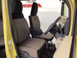 広い足元に肘掛けもついたゆったり座れるシートです。運転席と助手席の間が空いているため、助手席側への移動がスムーズです。交通量の多い道でも、助手席側から乗り降りができます。