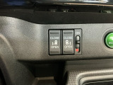 両側電動スライドドアは、どちら側からでも楽に乗り降り可能です。狭い駐車場や雨の日でも快適で、ファミリーカーとして特に重宝される装備です。