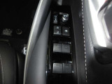 全席オート機構付ワンタッチ式パワーウィンドウが付いています。(挟み込み防止機能付)