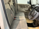 ベンチシートは、運転席と助手席の移動もスムーズ! 狭い駐車場での乗り降りや、お子様の乗り降りにも便利です。