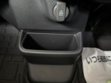 運転席と助手席間の足もとに収納ケース、アクセサリーソケットを装備♪