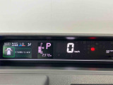 車両の前後左右に搭載した4つのカメラにより、車を真上から見ているような映像を表示。運転席から確認しにくい車両周囲の状況を把握できます。