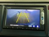 リバースギアに入れるだけで後方の表示へ切り替わります。夜間や雨の日の駐車も楽になりますよ。