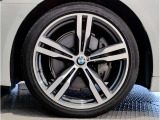 【BMWアロイホイル】軽量かつ強度に拘ったアロイホイル。走行性能ポテンシャルを引き出す設計。車の足元を引き締めてくれる大きなポイントはアロイホイルです。