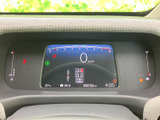 視認性の高いメーターデザインで、運転中の情報をスムーズに把握できます。シンプルながらも機能的な構成で、快適なドライビングをサポートします。