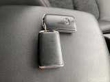 アドバンスドキーレスエントリー装備です。ドアを開けるのもエンジンをかけるのも鍵を持っていればOK!鍵を探してバッグの中を探す必要はもうありません。