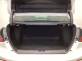 ラゲッジも広く使いやすいトランクは、開口部も広く荷物の積み下ろしもしやすいお車となっております。リアシートの背もたれは6:4の割合で分割して可倒できるので、長いお荷物などを載せることもできます。