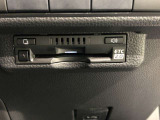 【ETC2.0装着車】カーナビと連携させることで全国の「ITSスポット」と双方向通信し渋滞を回避するルートを案内します。情報配信を受けるたびに最速のルートを再検索。料金所もストレスなく通過できます。